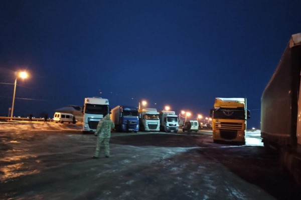 На границе с Оренбуржьем были задержаны 50 фур с виноградом и наркотиками