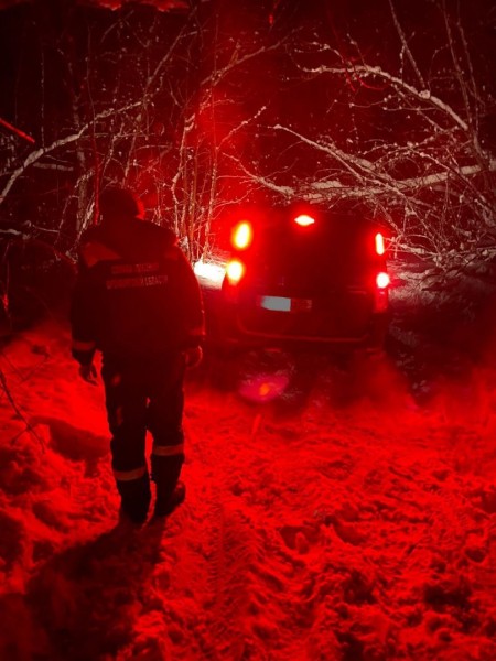 Под Оренбургом в снегу застряли трое мужчин на "Ларгусе"