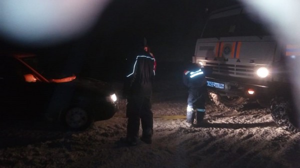 Под Оренбургом спасатели АСС ищут застрявших с снегу охотников