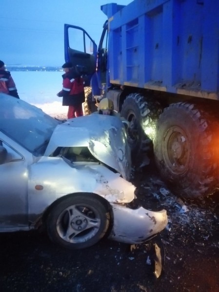 В Тоцком районе под грузовик залетела легковушка