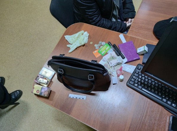В Кувандыке грабитель средь бела дня на улице вырвал сумку из рук женщины