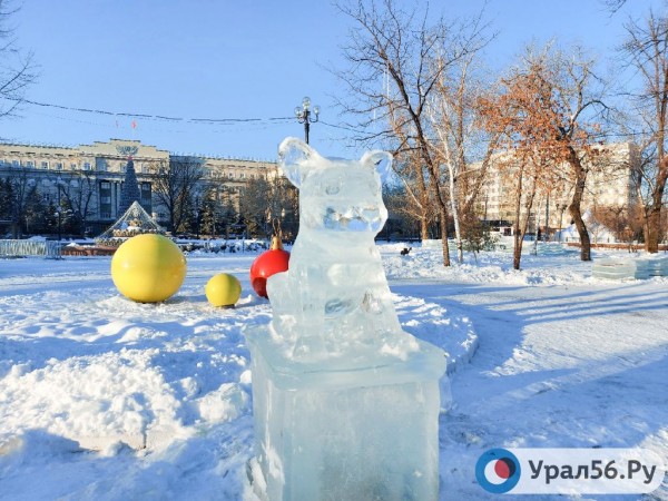 
Как новогодний городок на пл. Ленина в Оренбурге выглядит днем и вечером? Сегодня состоялось открытие        