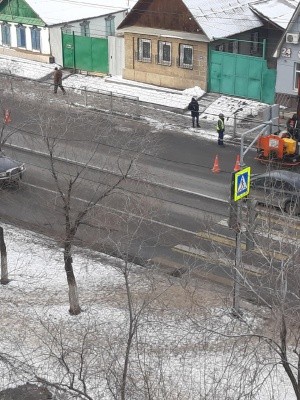 На участке улицы Туркестанской идет монтаж пешеходных ограждений