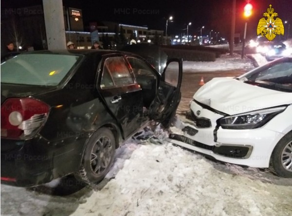 В Оренбурге после ДТП четыре человека самостоятельно не смогли выбраться из авто В Оренбурге после ДТП четыре человека самостоятельно не смогли выбраться из авто