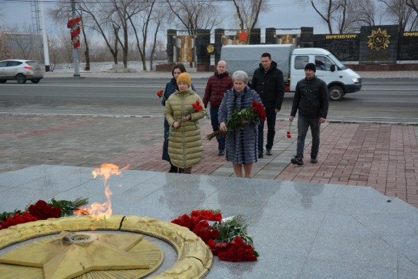 В День Неизвестного солдата в Оренбурге возложили цветы к мемориалу «Вечный огонь» В День Неизвестного солдата в Оренбурге возложили цветы к мемориалу «Вечный огонь»
