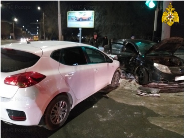 В Оренбурге после ДТП четыре человека самостоятельно не смогли выбраться из авто В Оренбурге после ДТП четыре человека самостоятельно не смогли выбраться из авто