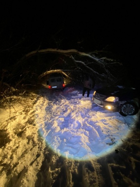 Под Оренбургом в снегу застряли трое мужчин на "Ларгусе"