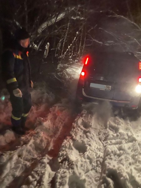 Под Оренбургом в снегу застряли трое мужчин на "Ларгусе"