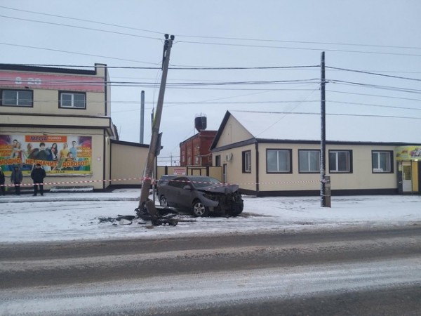 В Бугуруслане из-за гололёда водитель Рено протаранил столб