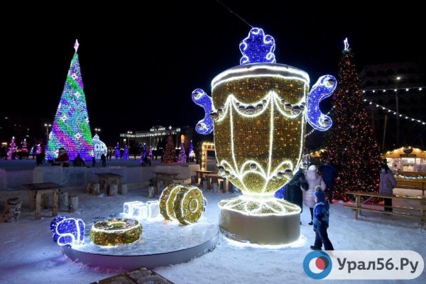 
Как новогодний городок на пл. Ленина в Оренбурге выглядит днем и вечером? Сегодня состоялось открытие        