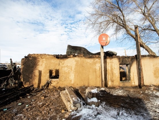 Многодетной семье погорельцев из Оренбургского района требуется помощь