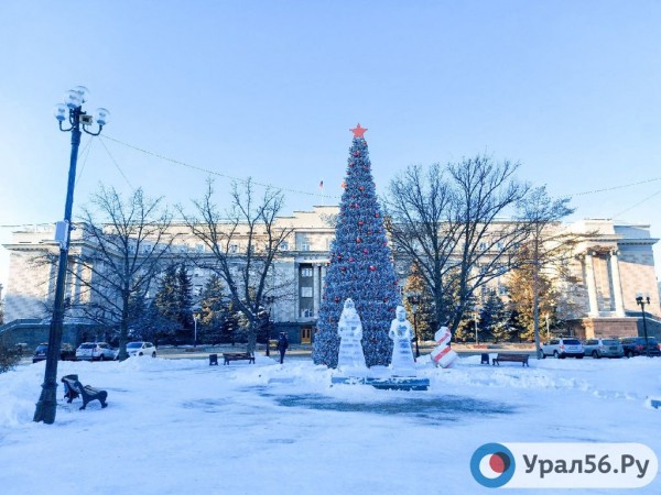 
Как новогодний городок на пл. Ленина в Оренбурге выглядит днем и вечером? Сегодня состоялось открытие        