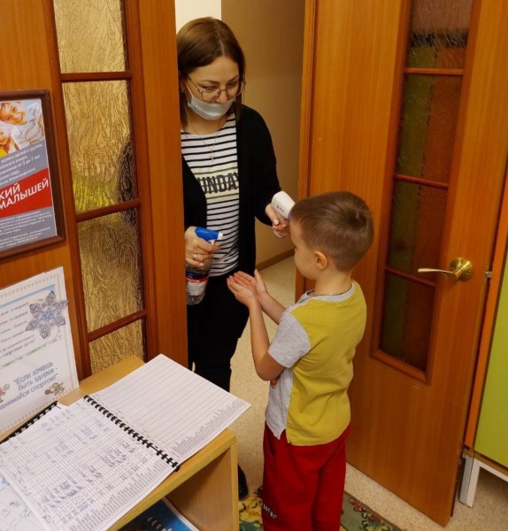 В детских садах Оренбурга продолжают действовать утренние фильтры