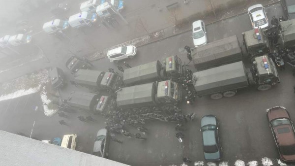 В Алма-Ате на площади Республики идут уличные бои со стрельбой