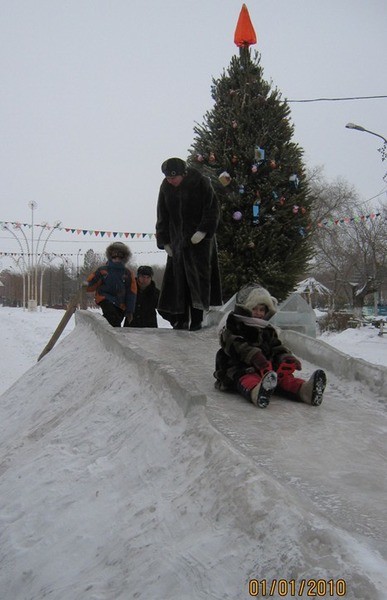 
Снегурочки-стриптизерши, &laquo;миграция&raquo; бомжей и новогодних елок: Каким был Орск в начале нового тысячелетия?        