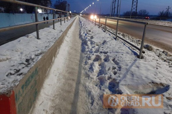 В Оренбурге на улице Уральской ни разу за зиму не чистили тротуары