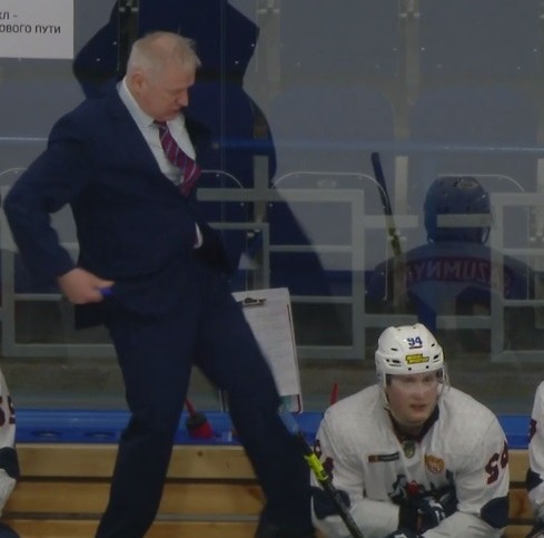 Тренер ХК "Сарматы" из Оренбурга "мотивирует" игроков ударами ногой