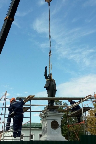 Денег на ремонт постамента под памятником Ленину так и не выделили