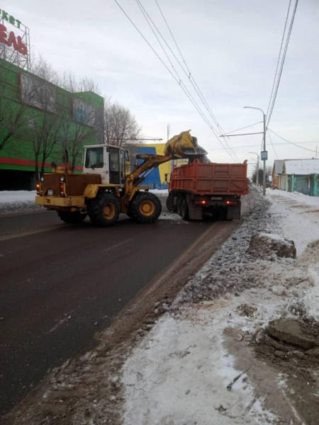 За минувшие сутки с территории Оренбурга вывезено около 12 тысяч кубометров снега