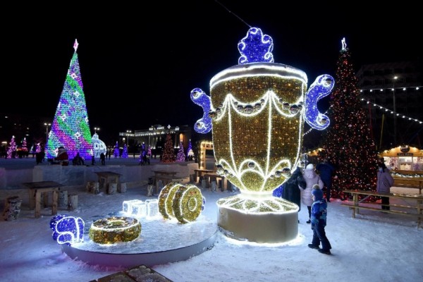 Новогодний городок на площади им. Ленина в Оренбурге продолжит работу до 16 января