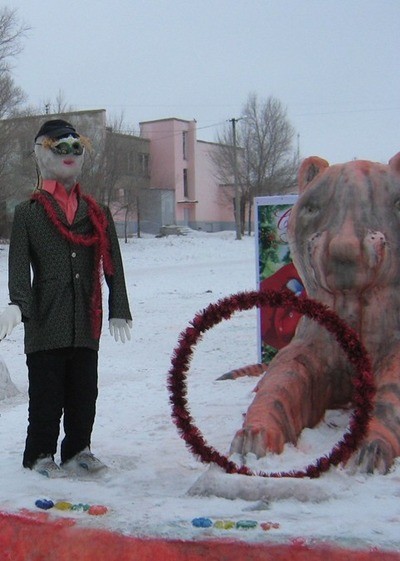 
Снегурочки-стриптизерши, &laquo;миграция&raquo; бомжей и новогодних елок: Каким был Орск в начале нового тысячелетия?        