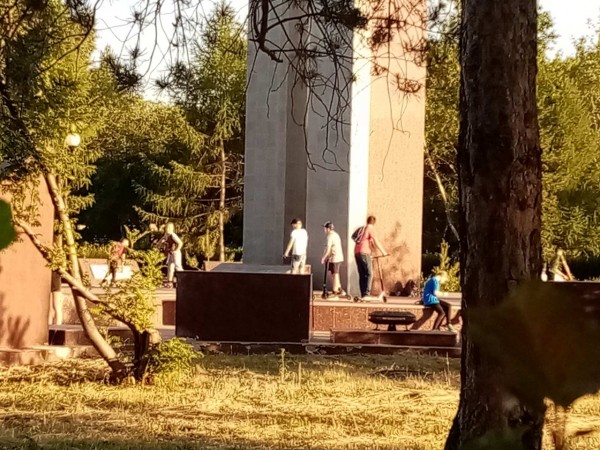 В Оренбурге вандалы раскурочили макет БМД-1