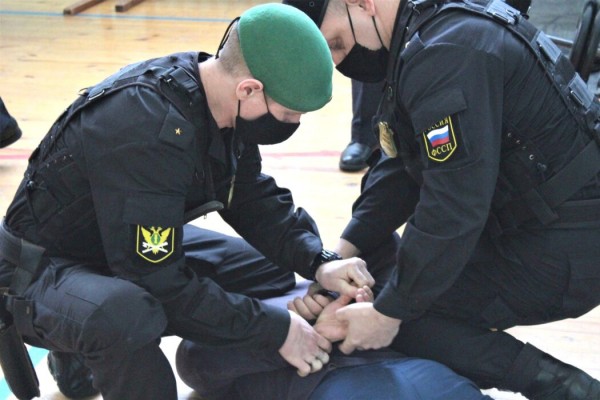 В суды Оренбурга пытались пронести оружие