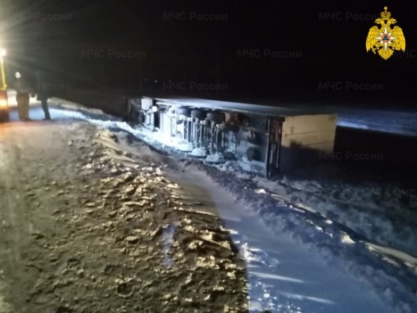 В Абдулинском городском округе в кювет опрокинулся КамАЗ В Абдулинском городском округе в кювет опрокинулся КамАЗ