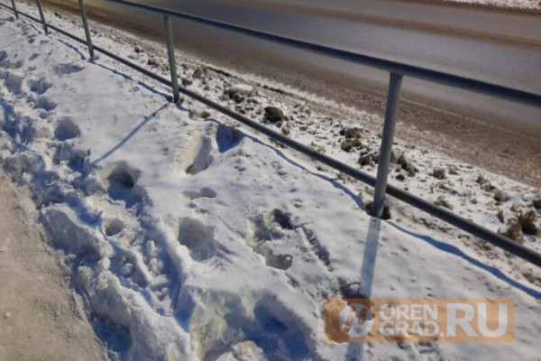 В Оренбурге на улице Уральской ни разу за зиму не чистили тротуары