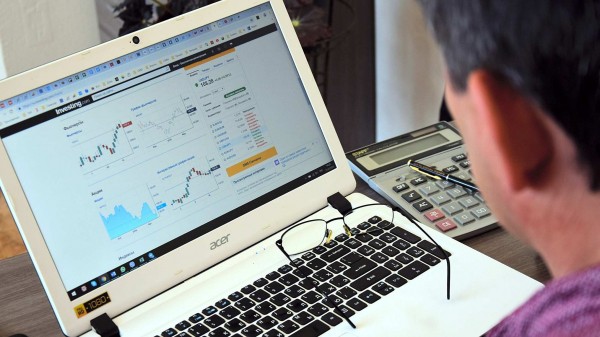 Здравствуй, черный понедельник: курс рубля и фондовый рынок России обвалились