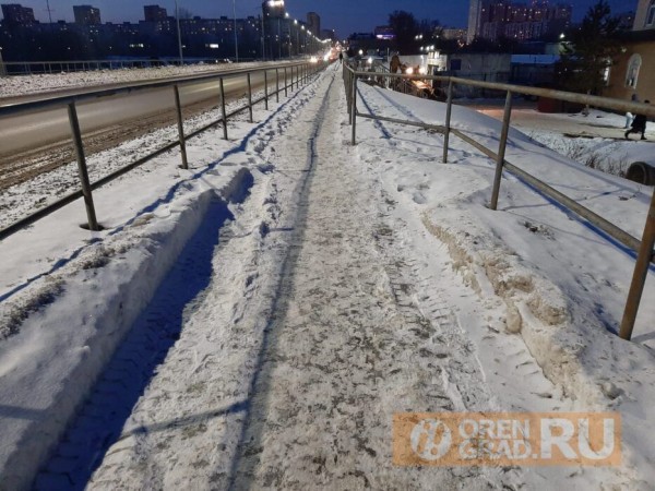 В Оренбурге на улице Уральской ни разу за зиму не чистили тротуары