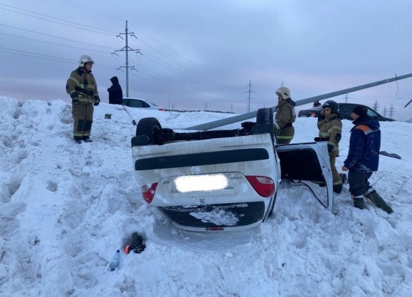 Спасатели МЧС помогли пострадавшему в ДТП человеку на улице Гаранькина в Оренбурге