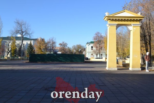 Денег на ремонт постамента под памятником Ленину так и не выделили