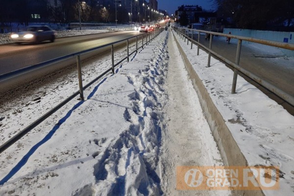 В Оренбурге на улице Уральской ни разу за зиму не чистили тротуары