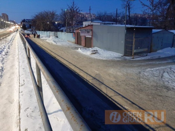 В Оренбурге на улице Уральской ни разу за зиму не чистили тротуары
