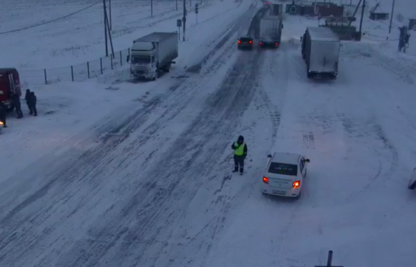 Автотрассу Оренбург &ndash; Орск перекрыли из-за метели