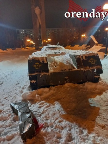В Оренбурге вандалы раскурочили макет БМД-1
