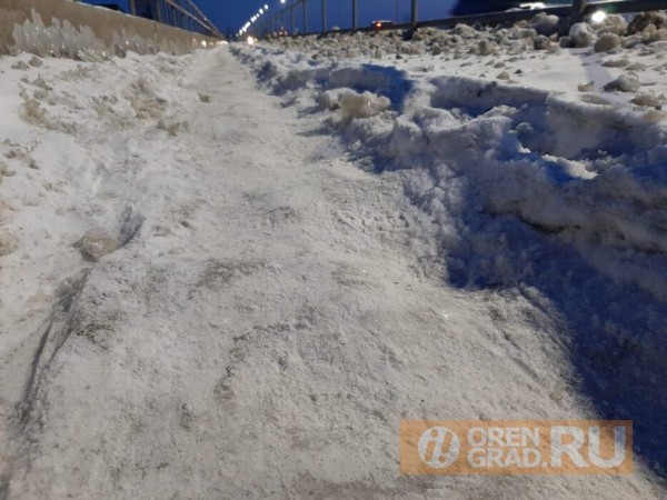 В Оренбурге на улице Уральской ни разу за зиму не чистили тротуары