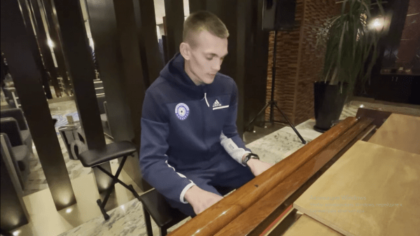 Голкипер ФК &laquo;Оренбург&raquo; Евгений Гошев исполнил на рояле пьесу итальянского композитора