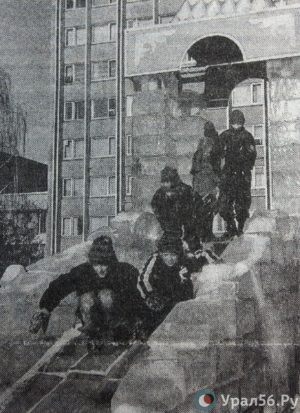 
Снегурочки-стриптизерши, &laquo;миграция&raquo; бомжей и новогодних елок: Каким был Орск в начале нового тысячелетия?        