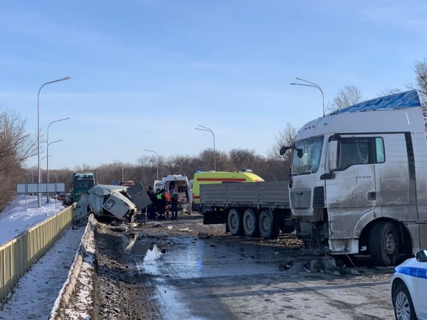 Водитель фуры, протаранившей УАЗ дорожников в Оренбурге, был пьян (18+)