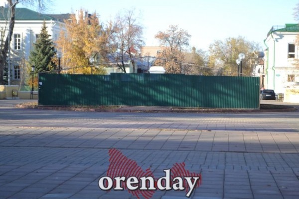 Денег на ремонт постамента под памятником Ленину так и не выделили