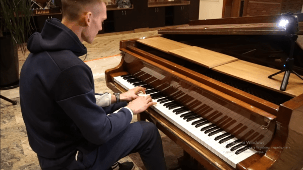 Голкипер ФК &laquo;Оренбург&raquo; Евгений Гошев исполнил на рояле пьесу итальянского композитора