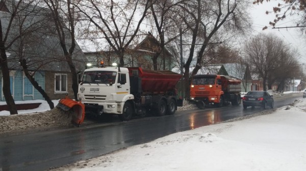 В Оренбурге продолжаются работы по расширению проезжей части дорог и вывозу снега В Оренбурге продолжаются работы по расширению проезжей части дорог и вывозу снега