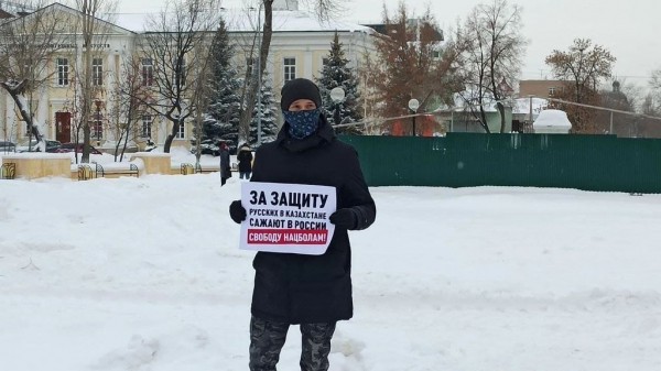
В Оренбурге школьник вышел на одиночный пикет, а потом попал в полицию        