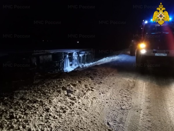 В Абдулинском городском округе в кювет опрокинулся КамАЗ В Абдулинском городском округе в кювет опрокинулся КамАЗ