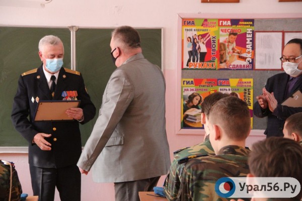 
В Орской школе №53 прошел очередной урок мужества. Детям рассказали о фильме про легендарного советского разведчика Николая Смеречинского        