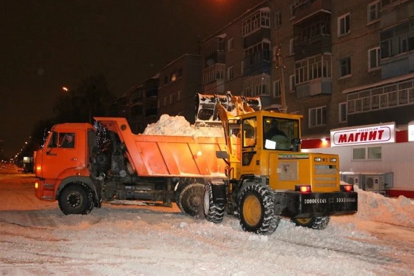 Более 4 тысяч кубометров снега вывезено с улиц Оренбурга в ночь с 20 на 21 февраля Более 4 тысяч кубометров снега вывезено с улиц Оренбурга в ночь с 20 на 21 февраля