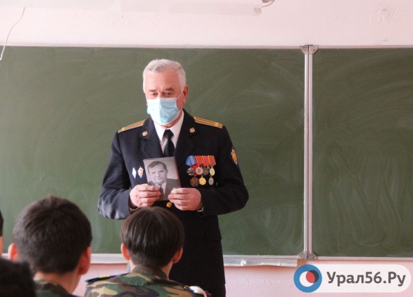 
В Орской школе №53 прошел очередной урок мужества. Детям рассказали о фильме про легендарного советского разведчика Николая Смеречинского        