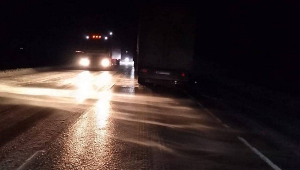 В Оренбуржье из-за гололеда, ветра и метели затруднено движение на участке дороги М-5